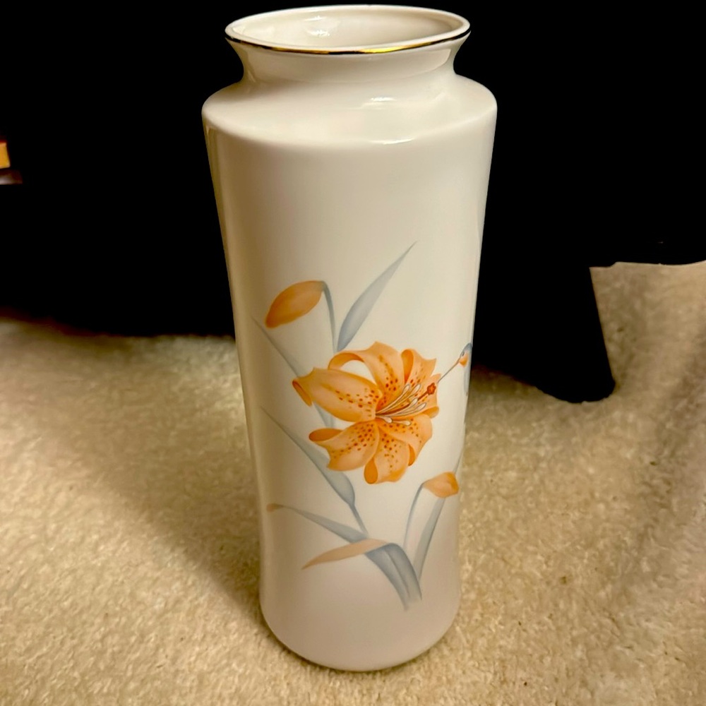 Otagiri vase with hummingbird